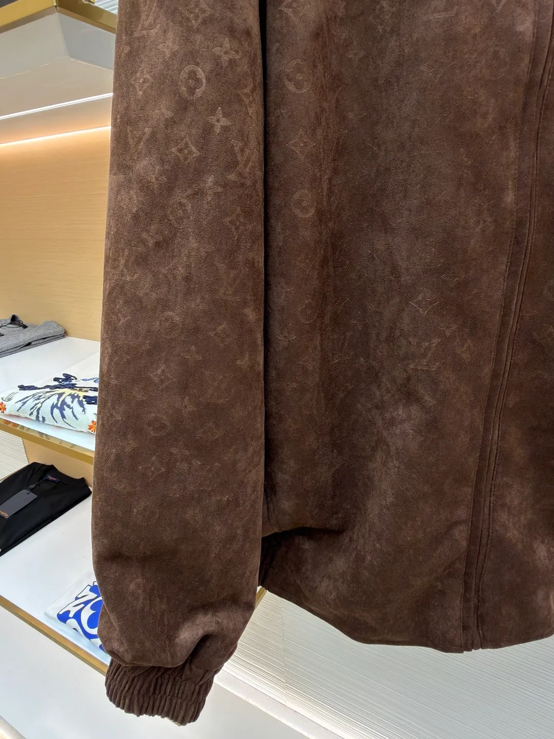 LOUIS VUITTON all-over printed hooded jacket ●Original version: 46000 purchased and developed ●Item number: 1682362-C10 ●Fabric: cotton fabric ●Technology: Fleece production ●Color: brown ●Version: fitted version ●Weight: about 1245 grams ●Size: S-M-L-XL ●Description: This Louis Vuitton brown hooded jacket is made of high-end imitation suede fabric, which is treated with frosting to form a fine suede texture. It is soft to the touch and has a natural matte luster. The surface of the fabric is embossed to present the brand's classic presbyopia pattern. The embossing depth is even, and the pattern outline is clear and not easy to fall off. The body is opened and closed with a two-way metal zipper, and the zipper pull is a brand-customized gold-plated style that has been treated with antioxidants to prevent fading. The hood is three-dimensionally cut, and is lined with breathable lining inside to improve wearing comfort; the cuffs and hem are edged with high-elastic ribs, and the ribs and body fabric are sewn with double-needle stitching for high firmness. The overall shape is a loose shoulder design, and the cut pieces have been adjusted through many trials. The splicing between the shoulders and the body uses a buried clip process to make the lines smooth and reduce wearing friction. Every detail has been strictly quality controlled to take into account both design and practicality. The overall wiring is straight and delicate, the fabric is comfortable and soft, and the color is consistent without color difference. It can be matched with the same style to create a fashionable look and control various occasions. Customized accessories, complete with three standards, same style for men and women!